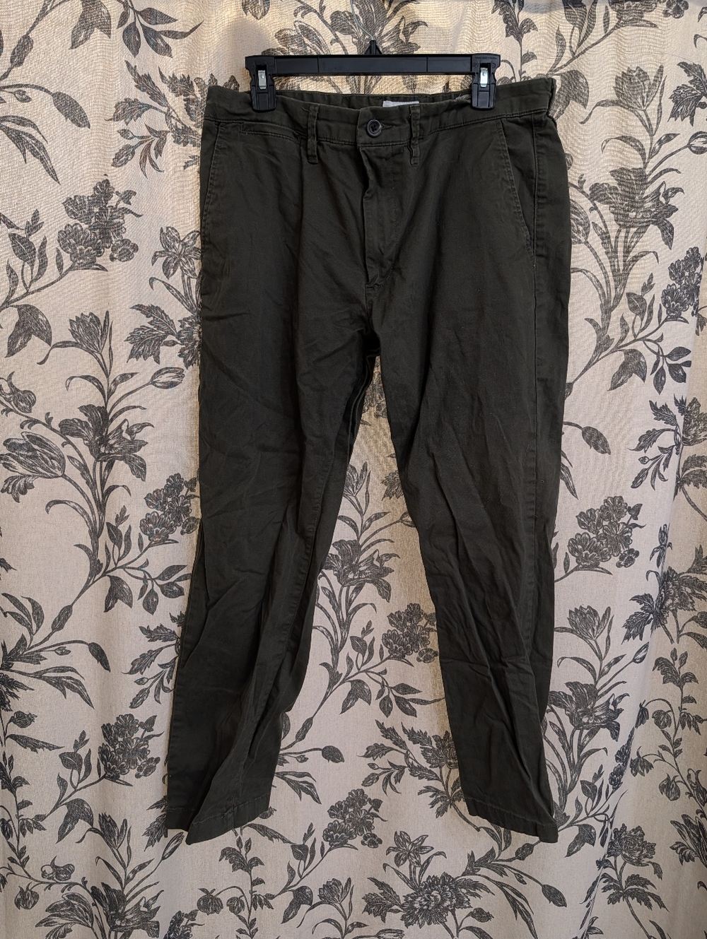 Goodfellow & Co - The Every Wear Chino Pants in Olive Green Color / Athletic Fit